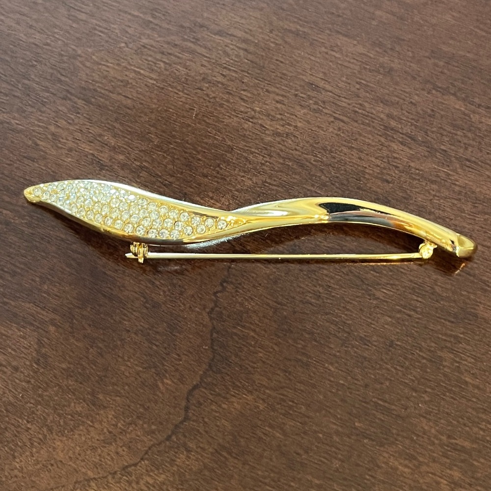 CHRISTIAN DIOR Gold Tone with Crystals Brooch/Pin